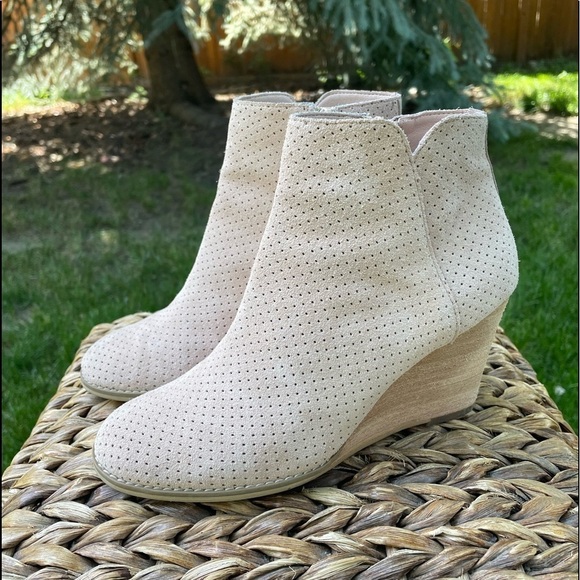 Susina Shoes - Susina Hannon Perforated Suede Leather Wedge Ankle Bootie in Blush Color